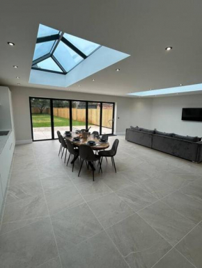 Spacious & Modern House Sleeps 8